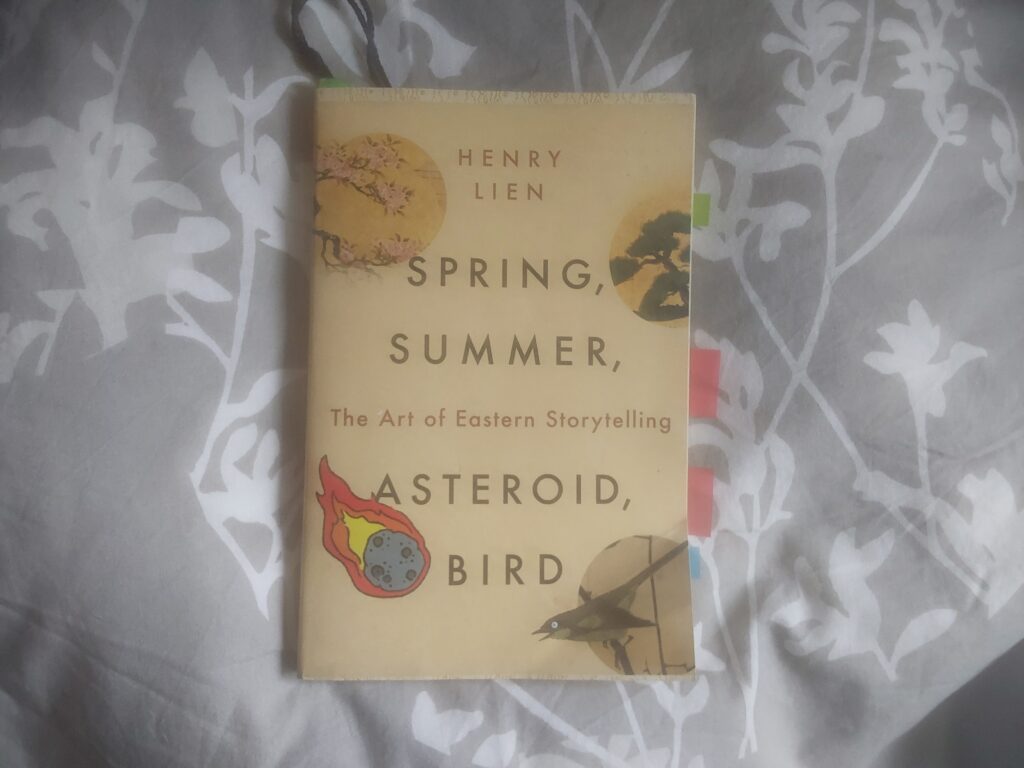 Das Cover von Henry Liens "Spring, Summer, Asteroid Bird" zeigt drei Vignetten - links oben Kirschblüten vor Vollmond, rechts oben eine japanische Kiefernart, rechts unten ein Vogel - und links unten, ein kleines Stück höher, einen comicartigen Asteroiden.